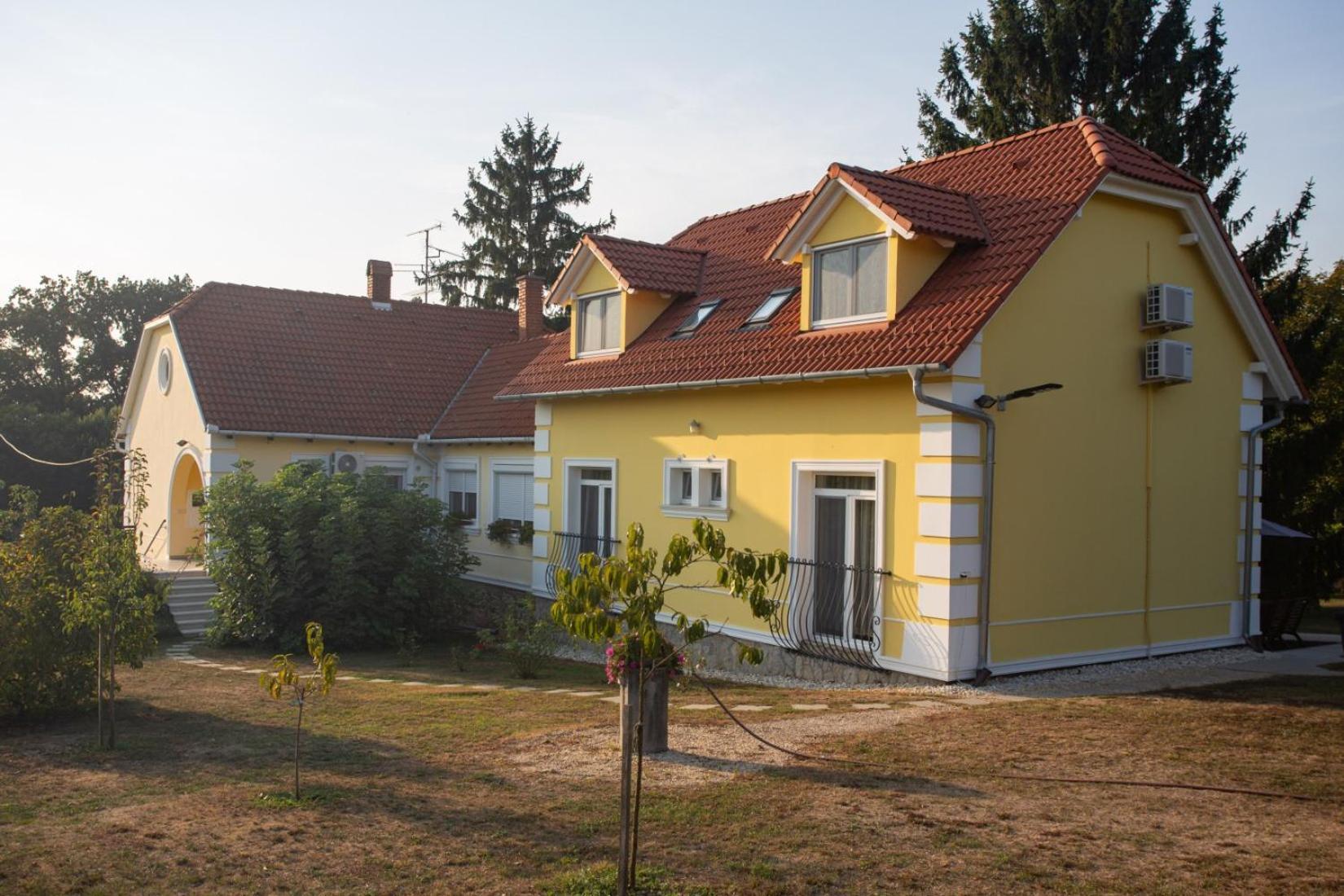 Kondics Apartmanhaz Sarvar